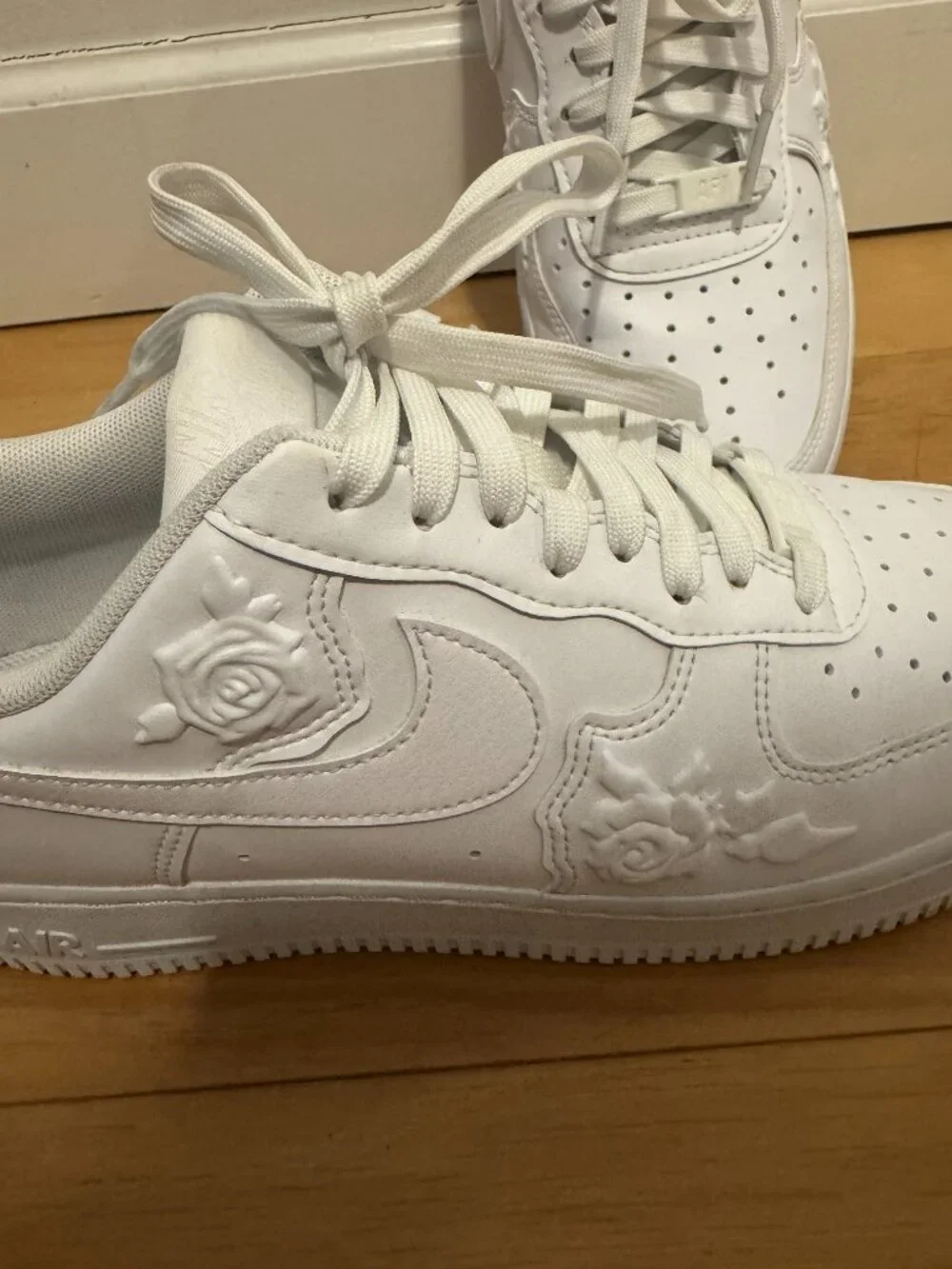 Nike Air Force 1 '07 Embossed White Roses Size 10 (Womens) - Picture 4 of 8